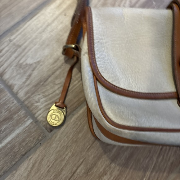 Beautiful vintage Dooney & Bourke cream Pebble Leather Crossbody Handbag Charm - Picture 2 of 16